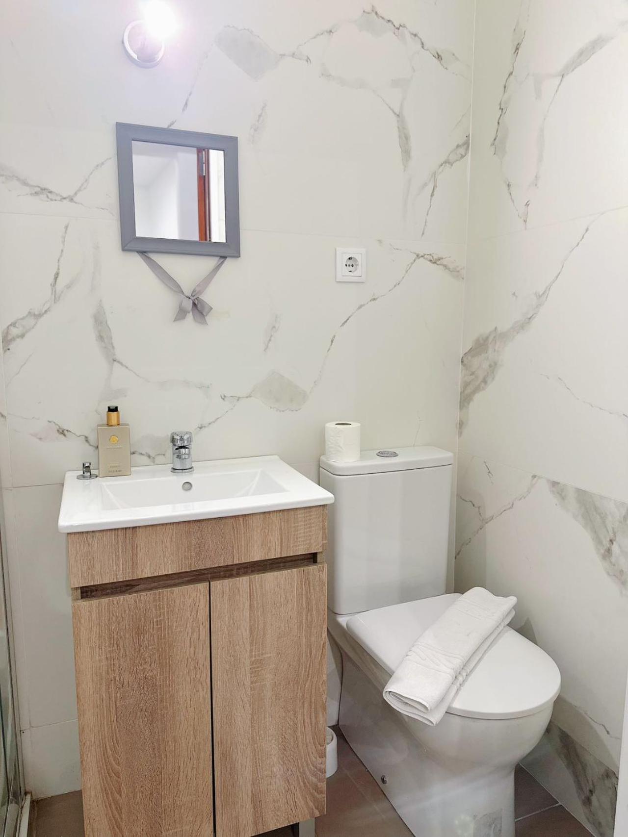 Downtown 2 Minutes By Walk To Center And Metro-Direct To Airpot T4 Apartman Porto Kültér fotó